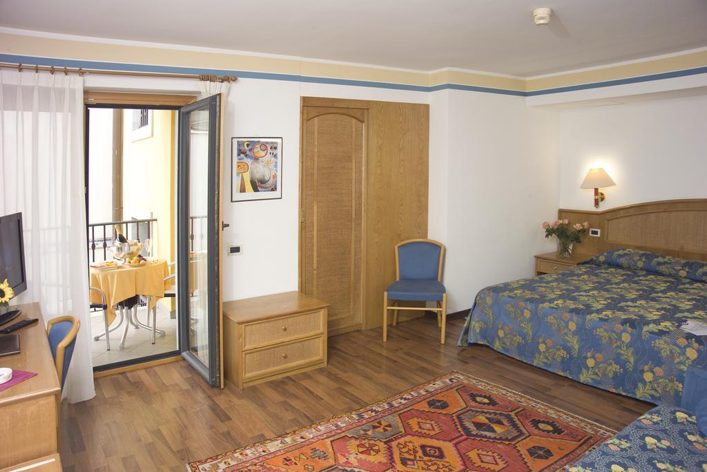 Hotel Metropole Градо Екстер'єр фото
